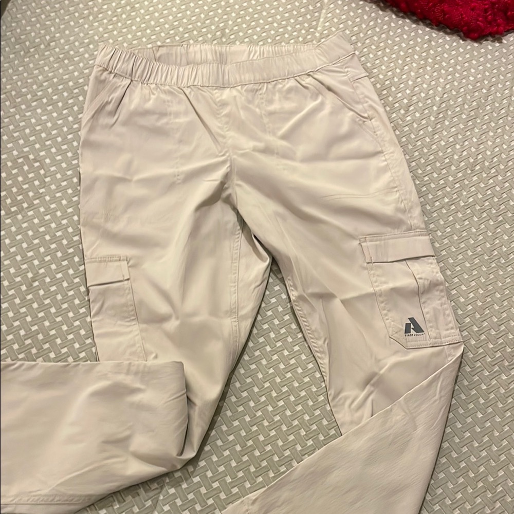 Eddie Bauer beige cargo pant size 6 women’s
